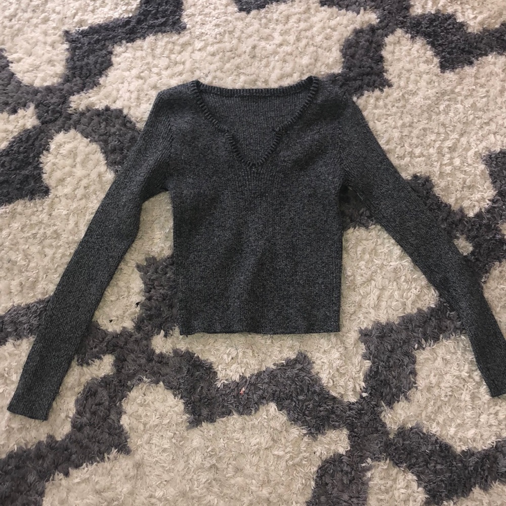 grey long sleeve shirt